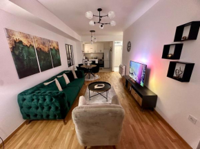 Thomas two bedroom apartment-private parking